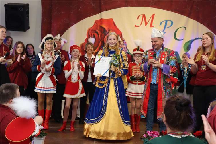 Anschließend zog die neue Kinderprinzessin Jana I., begleitet von Fahnenabordnungen, Kommandanten und Vereinsvorsitzenden, in den Saal ein. Bürgermeister Holger Jung übernahm die Proklamation.