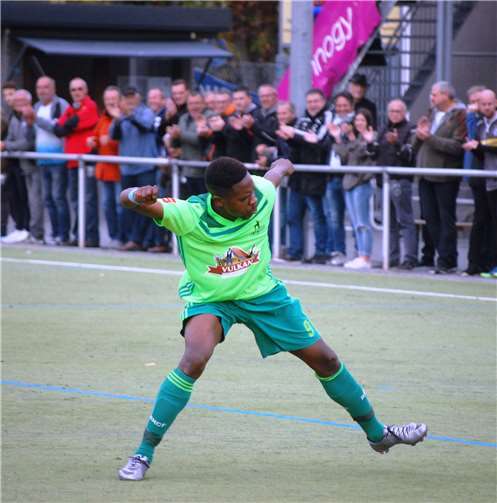 Anschnallen: Mit einem kongolesischen Fimbu-Tanz feierte Joachim Akwapay den so wichtigen Ausgleichstreffer.