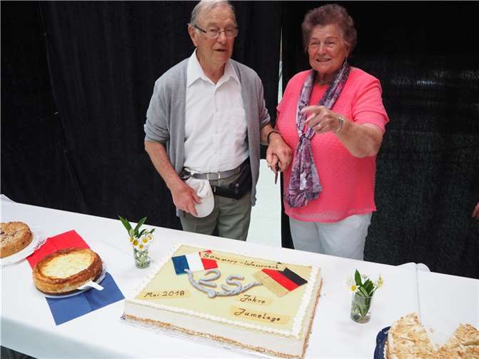 Anschnitt der Torte zum 25. jährigen Jubilläum: Bernard Soudant und Agnes Müller.