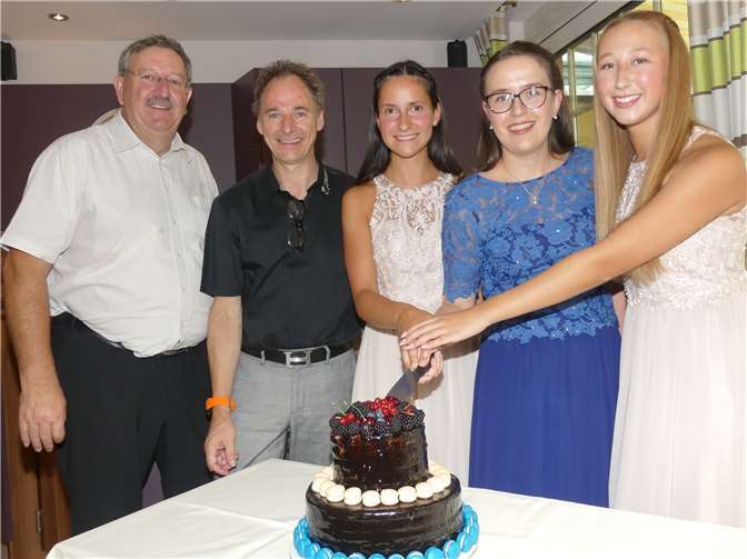Anschnitt der süßen Köstlichkeit durch die künftigen Regentinnen im Beisein von Stadtbürgermeister Walter Schmitz im Hotel Café Germania. Foto: TE