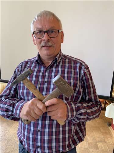 Ansgar Lanz hatte nicht nur interessante Geschichten zum Schieferabbau im Gepäck, sondern zeigte auch Originalwerkzeuge. Fotos: privat