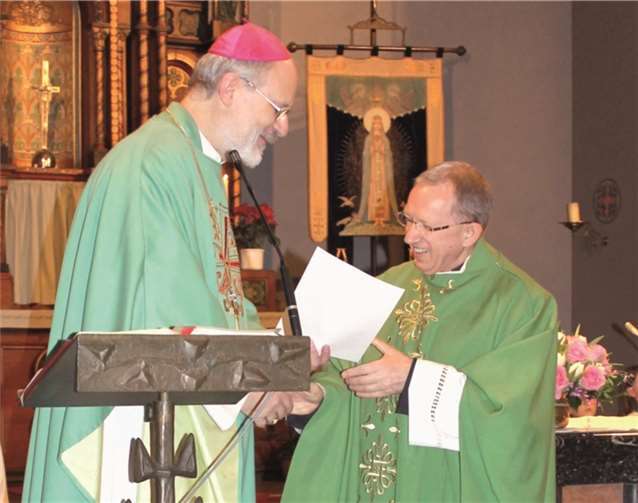 Ansgar Puff übergibt die Ernennungsurkunde an Pater Stanislaus Friede.
