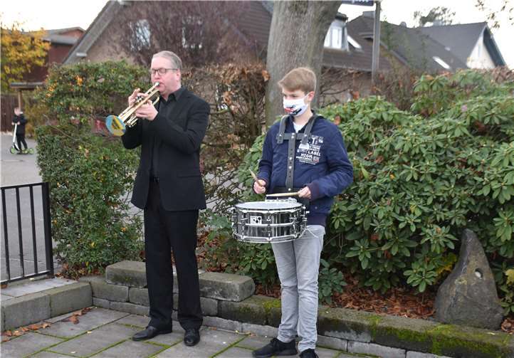 Ansgar und Benedikt Pöhler begleiten die Kranzniederlegung musikalisch.