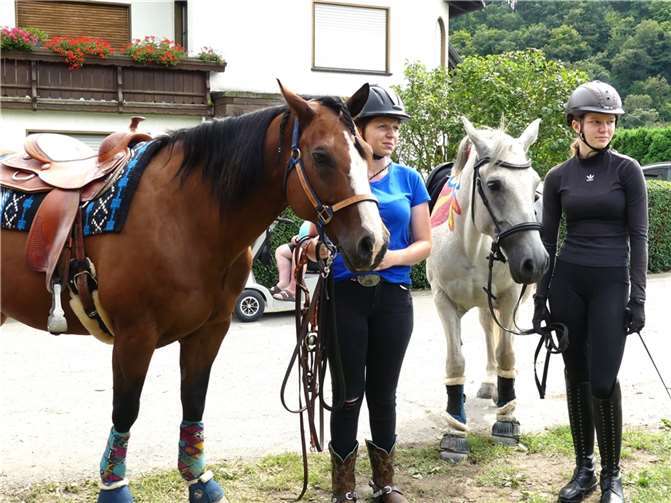 Anspannung für die Starter vor dem nächsten Wettbewerb. Gleich geht es für sie auf den Reitparcours. Fotos: TE