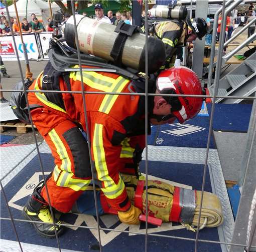 Anspannung vor dem Start. Gleich geht es mit Ausrüstung den 12 m-Turm im Laufschritt hinauf.