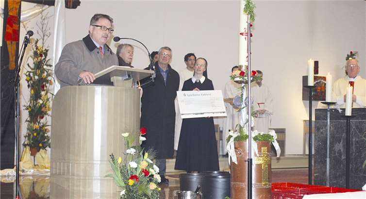 Ansprache durch den Lionspräsidenten (v.l.): Adolf T. Schneider, Dr. Gerd Schneider, Dr. Bernd Hemmer, Schwester Bernadette.privat