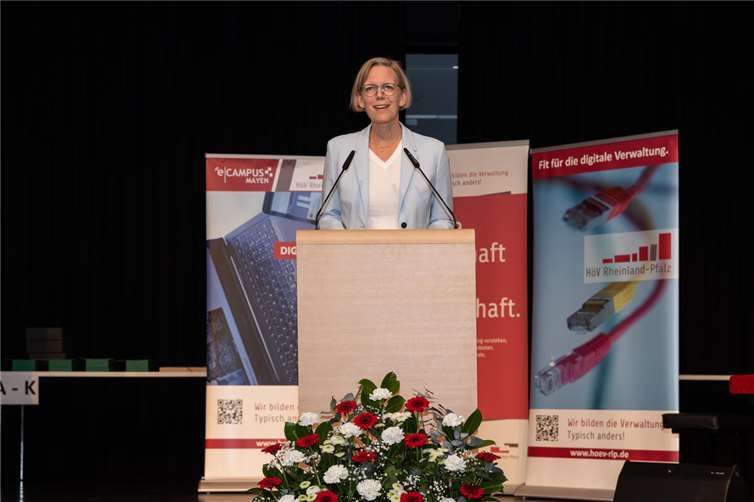 Ansprache von Staatssekretärin Simone Schneider. Quelle: Foto Seydel