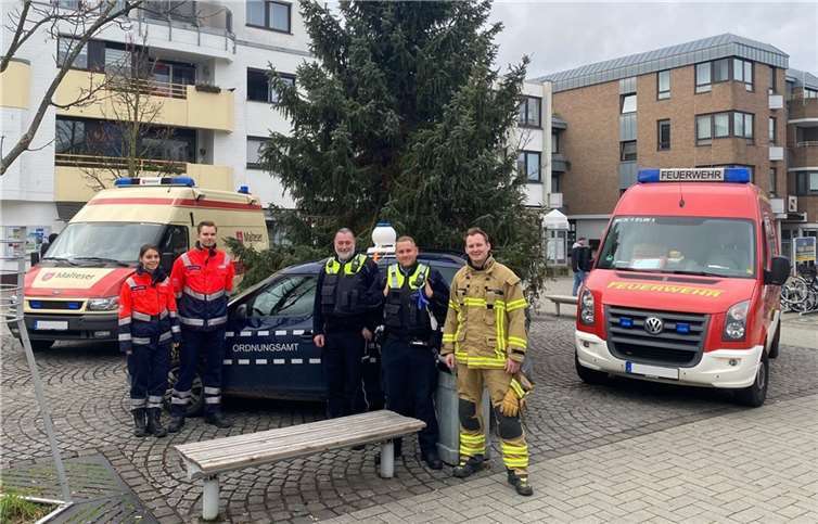 Ansprechpersonen für die Bürgerinnen und Bürger am Neuen Markt, von links: Sonja Weßel und Sebastian Wrenger von den Maltesern, Achim Destrait und Patrick Greis vom städtischen Ordnungsaußendienst und Niklas Otto (Ordnungsamt und Freiwillige Feuerwehr Meckenheim). Foto: Stadt Meckenheim