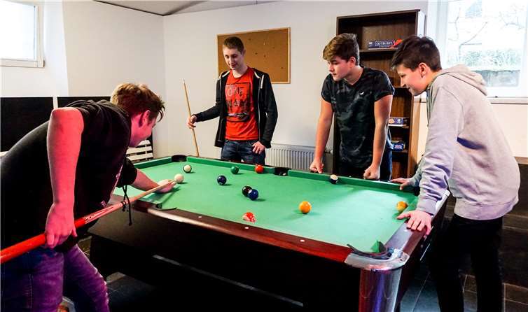 Anspruchsvoller ist das Spiel am Billardtisch, gerne stellen sich die jungen Menschen der Herausforderung.  