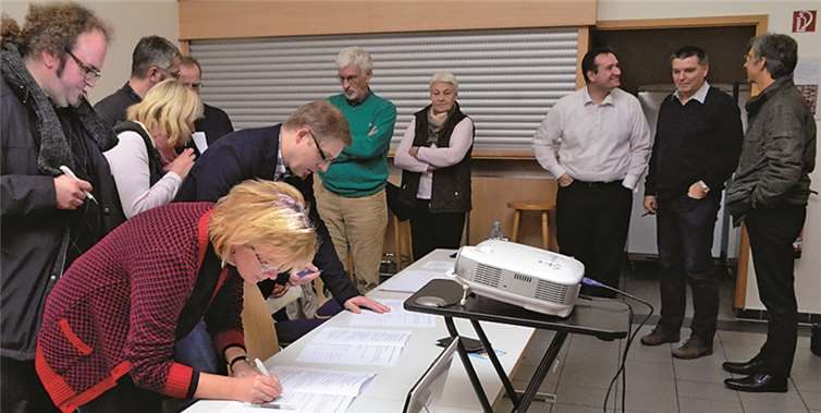 Anstehen für die Eintragung als Mitglied des neuen Orgelfördervereins. HEP