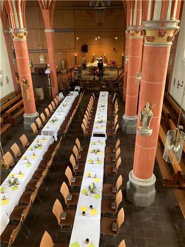 Anstelle der Kirchenbänke war eine lange, festlich gedeckte Tafel aufgebaut. Foto: privat