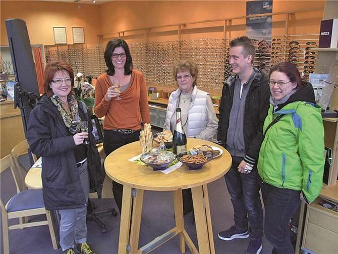 Anstoßen auf das Jubiläum - 15 Jahre „Durchblick“, ein guter Grund zum Feiern. WAMFO.DE