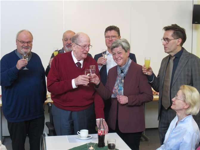 Anstoßen auf ein gutes Neues Jahr.