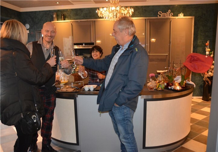 Anstoßen aufs neue Jahr bei Plameco in Weibern.