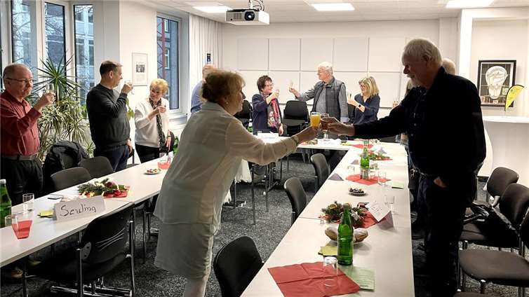 Anstoßen mit Sekt und Orangensaft, Brigitte Hilgert-Becker, 1. Vorsitzende, (Mitte) und CI-Träger Wolf-Rüdiger Vettin. Quelle: Treffpunkt Ohr
