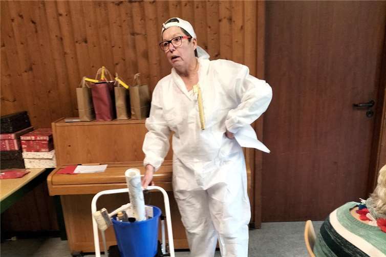 Anstreicher Kalle – alias Martina Stagat – erzählte von seinen „Erfolgserlebnissen“ beim Tapezieren.
