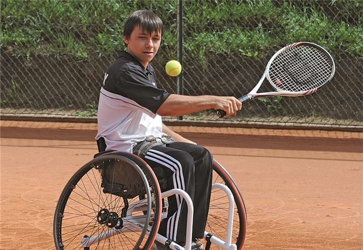 Anthony Dittmar ist kaum zu bremsen Anthony Dittmar ist einer der besten jungen Tennisspieler mit einer starken Behinderung. FIX