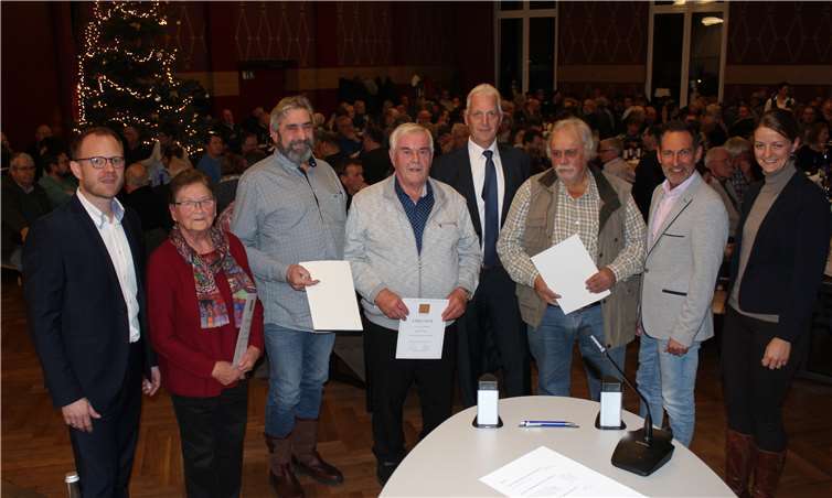 Antita Poppelreuter (2. v.li.) und Gerhard Creuzberg (4. v.li.) wurden für ihre 60-jährige Mitgliedschaft ausgezeichnet. Herbert Marner (Bildmitte hinten) konnte nicht wiedergewählt werden, da er die Altersgrenze für Aufsichtsvorsitzende erreicht hat. Foto: wite