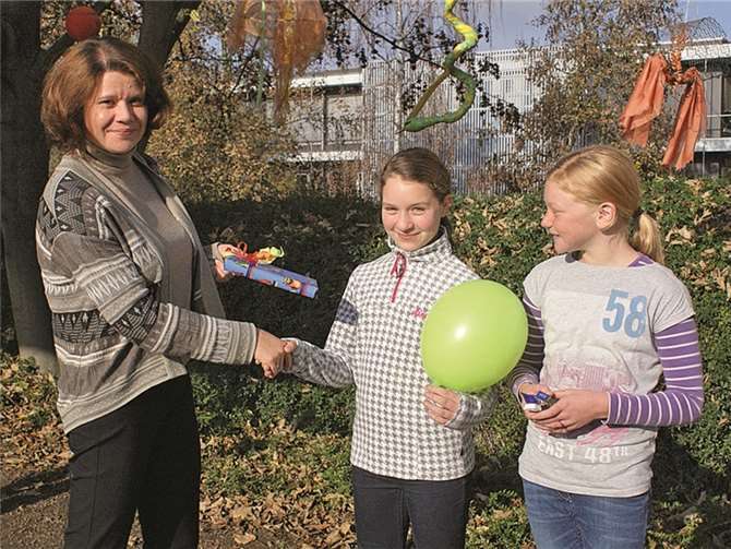 Antje Hinrichs gratulierte der strahlenden Gewinnerin des Luftballonwettbewerbs. Ihr Luftballon war bis Kasachstan geflogen. privat