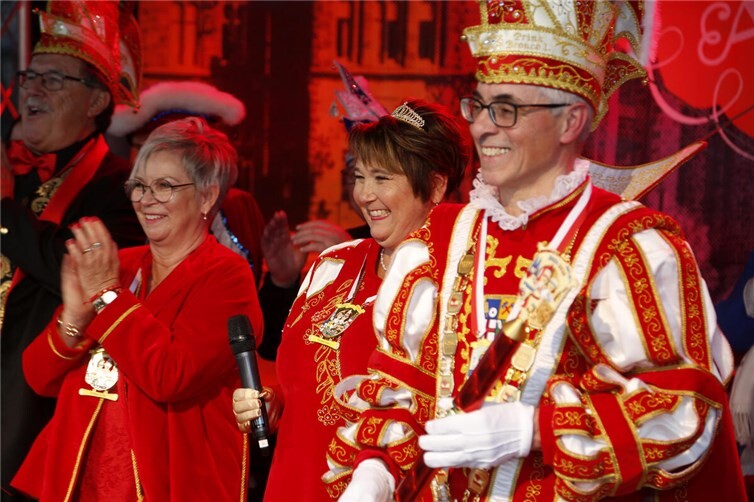Antje I. und Bronco I. übernahmen die närrische Regentschaft bei Sonnenschein und großem Jubel. Foto: Susanne Duda