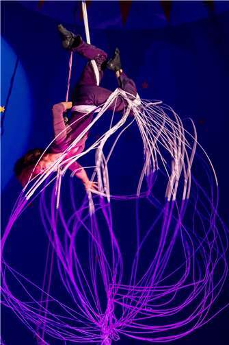 Antje Pode zaubert in Hübingen scheinbar schwerelos wunderbare Bilder am Vertikalseil.  Foto: privat