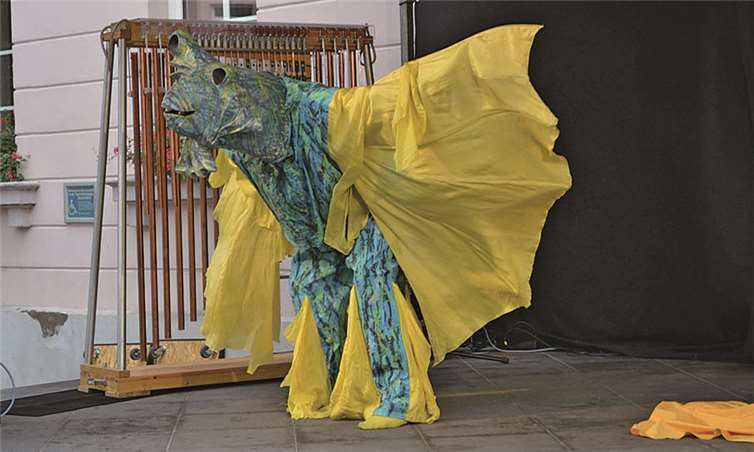 Antje Poser und Tobias Hagedorn boten auf der Marktplatzbühne einen urzeitlichen farbenprächtigen Drachen mit weit ausbreitenden Schwingen.