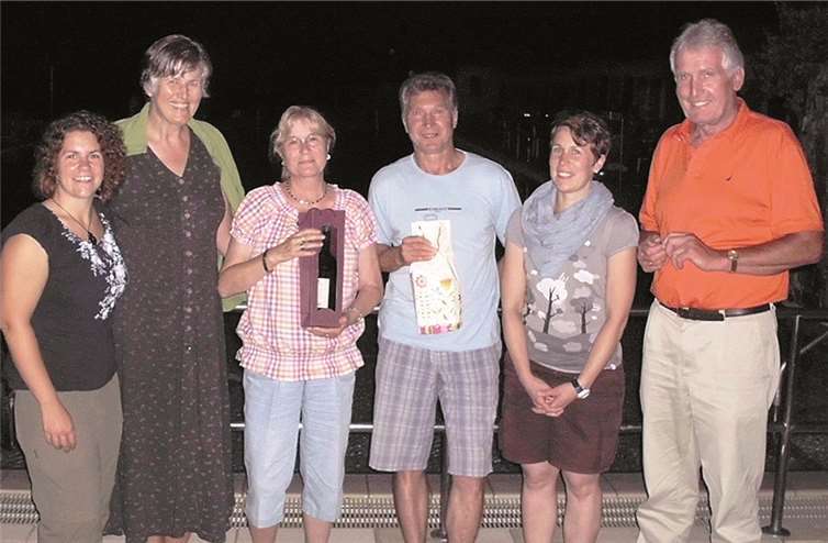 Antje Söte, Anjo Närdemann (v. l.) sowie Albert Strohe und Eva Riffel (v. r.) freuen sich über die Mitglieder Nummer 300 und 3901, das Ehepaar Regina und Burkhard Thiel. privat