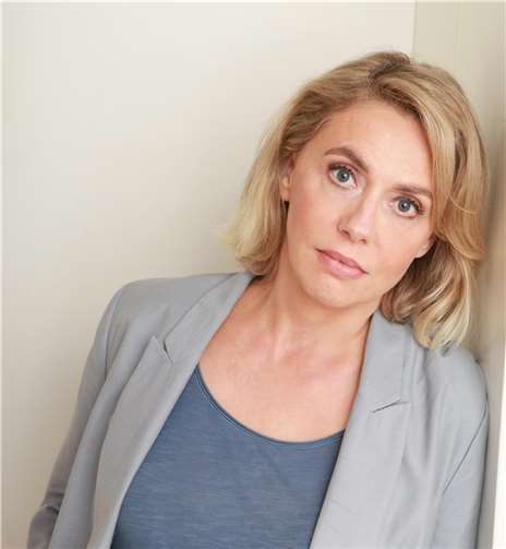 Antje Zimmermann stellt ihren Kriminalroman vor.  Foto: Sibylle Anneck/Piper Verlag