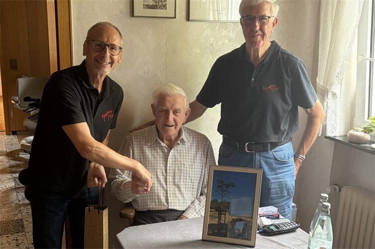 Anton Bartz mit 1. Geschäftsführer (li.) und Präsident (re.) des MC Plaidt