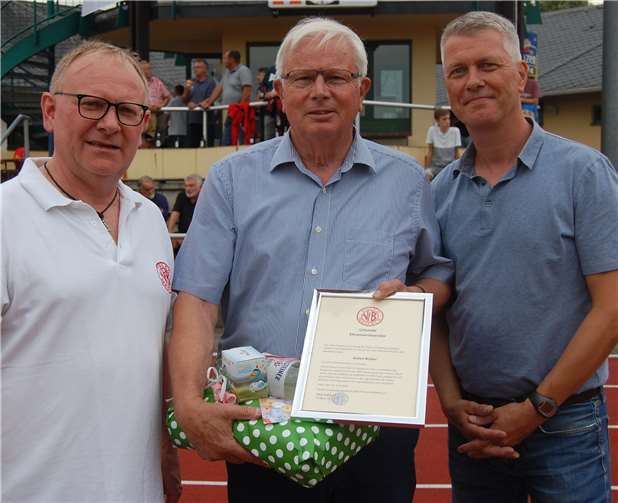 Anton Reiter (Mitte) ist Ehrenvorsitzender des VfB Polch.