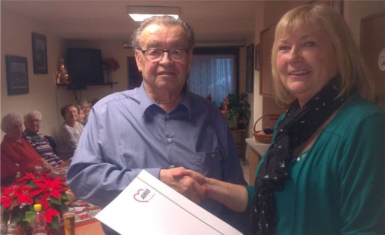 Anton Schütz wurde von der Kreisvorsitzenden der AWO, Christiane Heinrich-Lotz für 40-jährige Mitgliedschaft die goldene Ehrennadel verliehen.