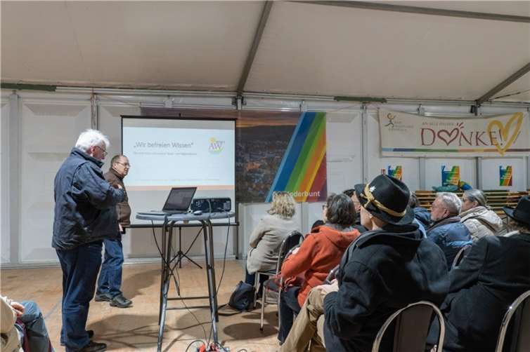 Anton Simons (l.) und Armin Küpper (2. v. l.) stellten den Ahrtal-Gästeführern die Enzyklopädie AW-Wiki vor. Foto: Heinz Grates