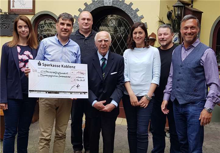 Anton Steer nahm für die Freunde und Förderer Barbara-Denkmal ebenfalls 1.500 Euro entgegen.