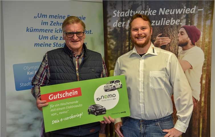 Anton Thelen (links) interessiert sich schon länger für Elektroautos. Mit nemo, dem Carsharing der SWN, kann er das neue Mobilitätsangebot der SWN ausgiebig testen. Michael Noll vom Marketing der SWN übergab den Gutschein. Privat