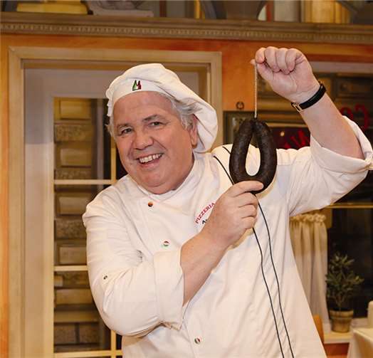 Anton muss unbedingt herausfinden, welche geheimnisvollen Zutaten in der Pizza Flönz stecken.