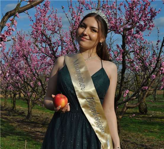 Antonia Augenstein wird als amtierende Blütenkönigin Anfang 2025 die Krone an ihre Nachfolgerin weiterreichen.