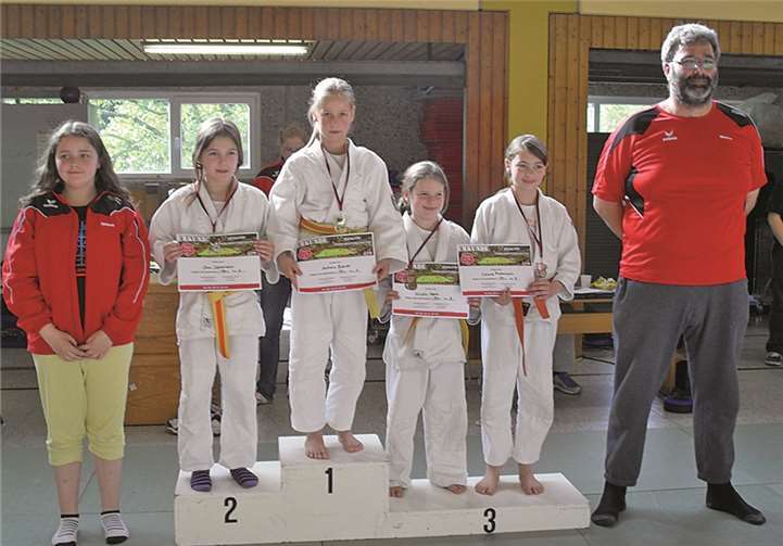 Antonia Biewer (Mitte) errang den ersten Platz bei den U12-Rheinland-Einzelmeisterschaften. privat