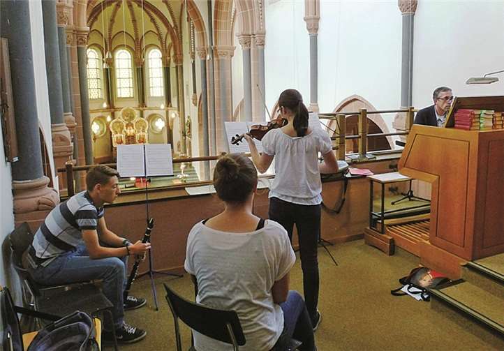 Antonia Dörr, Therese Balas, Johannes Dörr und Roman Kötter spielten auf Streich- und Blasinstrumenten, Dr. Michael Schmitz begleitete die jungen Künstler auf der Orgel. privat