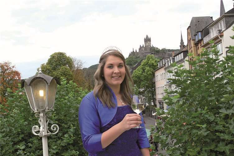 Antonia Engler aus Cochem wurde in der Trierer Europahalle zur neuen Moselwein-Prinzessin 2013/2014 gewählt. TE
