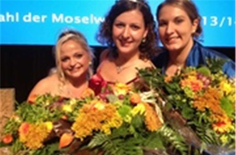 Antonia Engler (re.) wurde zur neuen Weinprinzessin gekürt.  Verein/Moselwein