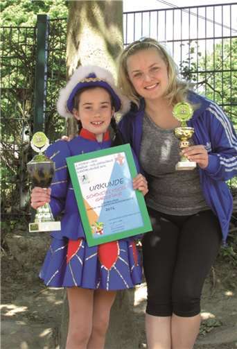 Antonia Fetz wurde mit Pokal und Urkunde für das schönste Gardekostüm ausgezeichnet.