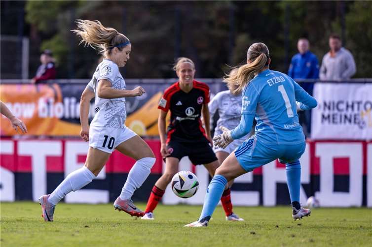 Antonia Hornberg umkurvt Nürnbergs Torhüterin Hannah Etzold und schiebt anschließend zum 1:0 für Andernach ein. Foto: privat