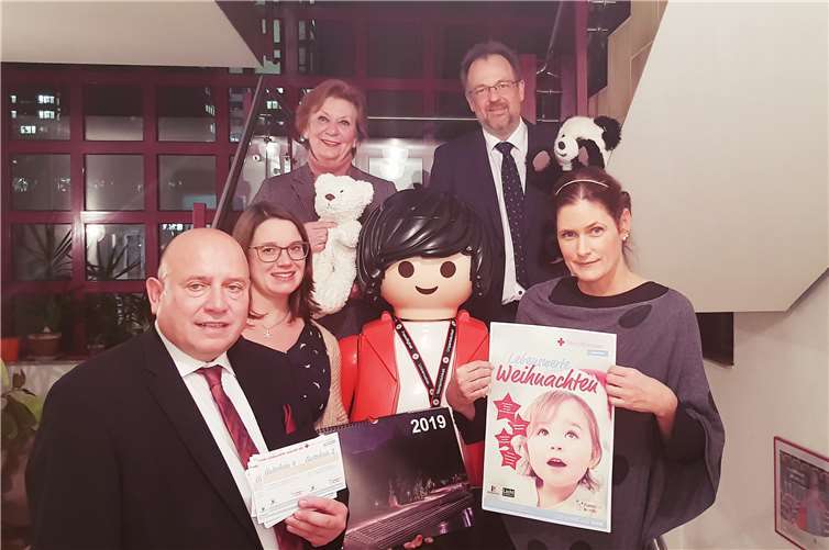 Antonie Heider (oben links) und Julia Kübler (unten links) von „Ein Licht für Koblenz“ und Leo Biewer (unten links) mit Volker Grabe (oben rechts) übergeben die Gutscheine symbolisch an die Leitung der Familien-Bande Isabell Freytag (unten rechts). Privat