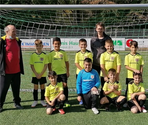 Antonio Almeida und Benedikt Engel mit der Rasselbande nach dem Sieg beim TUS Oberwinter..Foto: privat