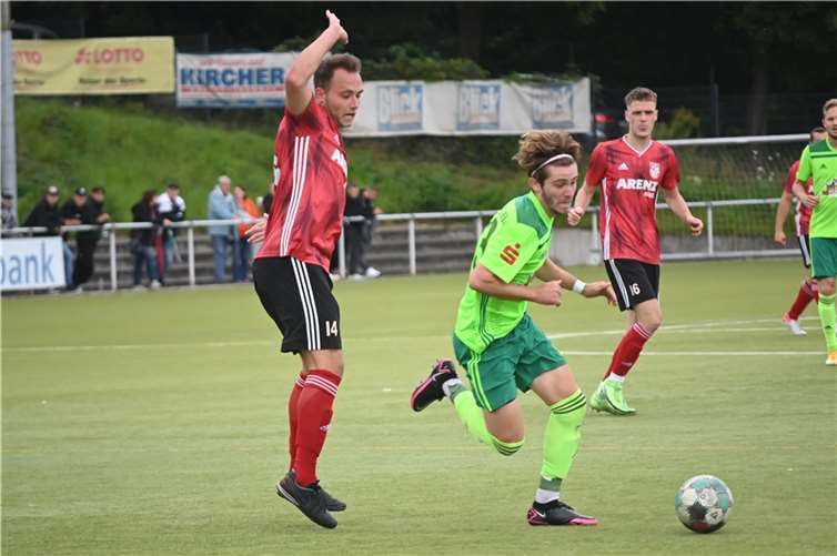 Antonio Donkov (re.) entwischt in dieser Szene Tim Krechel, doch am Ende hatte der TuS Mayen auch dank der beiden Tore von Tobias Loosen (hinten) das bessere Ende für sich.