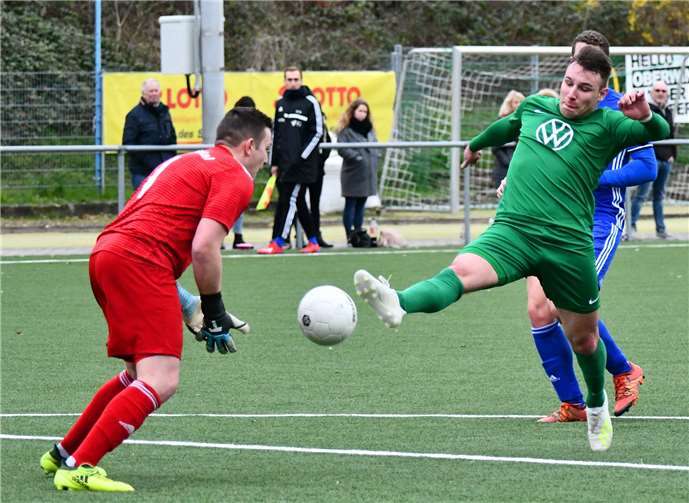 Antonio Halfen vom TuS Oberwinter kommt gegen den Elztaler Torhüter Florian Geisler einen Schritt zu spät.