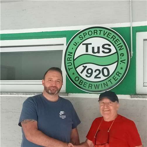 Antonio Lopez (r.) begrüßt den neuen Trainer Dennis Karpp.  Foto: privat