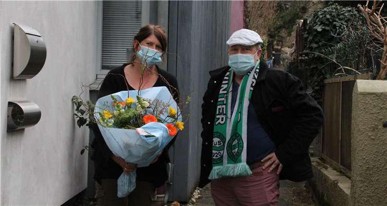 Antonio Lopez überreichte Betina Schütte einen Blumenstrauß. Foto: privat