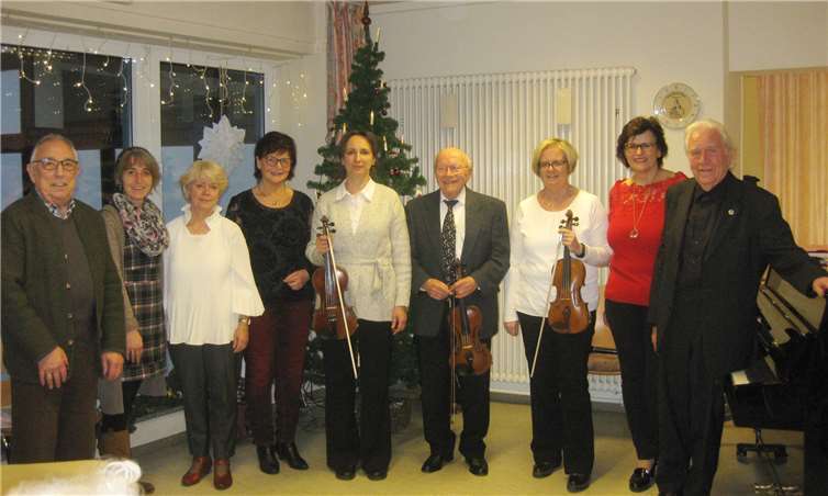 Antonius Kohlhaas und Rita Lauter (1. u. 4. v.l.) vom Förderverein des Seniorenheimes St. Maria-Josef dankten Musikdirektor Gisbert Stenz (1. v.r.) mit seinem SalonEnsemble und den Aktiven für den wunderbaren Nachmittag. Foto: privat
