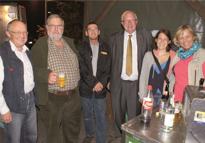 Antonius Rüsing, Werner Risch, Norbert Hadamitzky, Dr. Michael Fuchs, Beatrix Becker und Ruth Baulig (v.l.) freuten sich über ein gelungenes Grillfest.privat